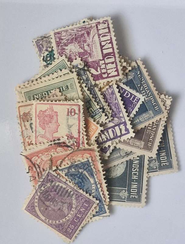 Packet of stamps from India including Queen Victoria, 3 British Kings, Service & official stamps etc