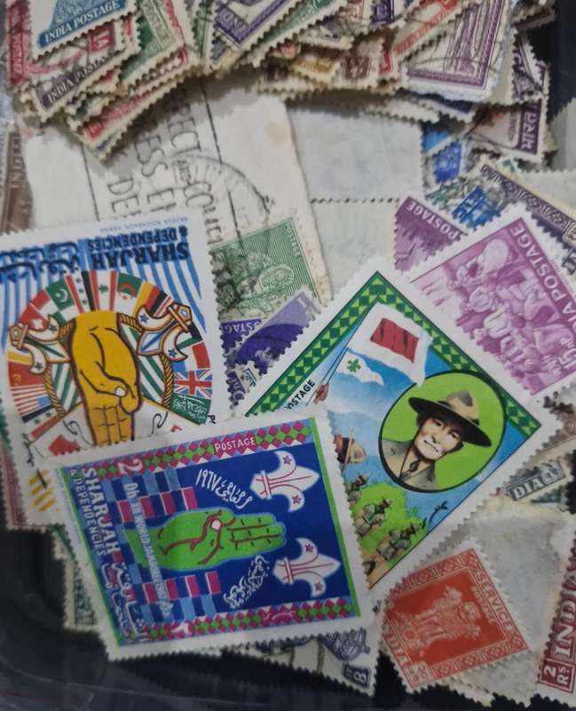 Packet of stamps from India including Queen Victoria, 3 British Kings, Service & official stamps etc