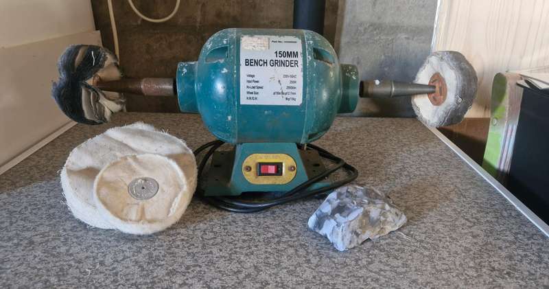 BENCH GRINDER/POLISHER, 3 UNUSED BUFFS, 2 USED BUFFS & POLISHING COMPOUND