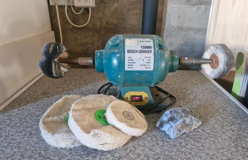 BENCH GRINDER/POLISHER, 3 UNUSED BUFFS, 2 USED BUFFS & POLISHING COMPOUND