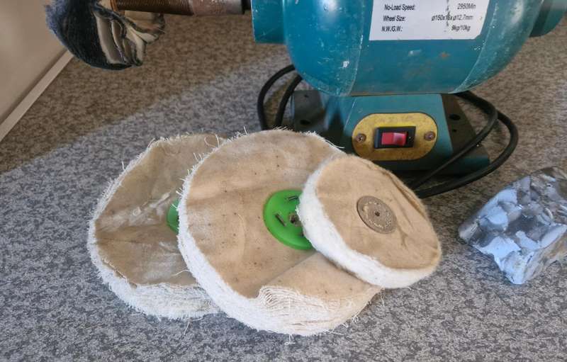 BENCH GRINDER/POLISHER, 3 UNUSED BUFFS, 2 USED BUFFS & POLISHING COMPOUND