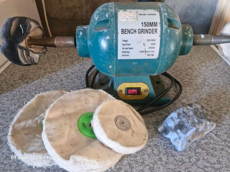 BENCH GRINDER/POLISHER, 3 UNUSED BUFFS, 2 USED BUFFS & POLISHING COMPOUND