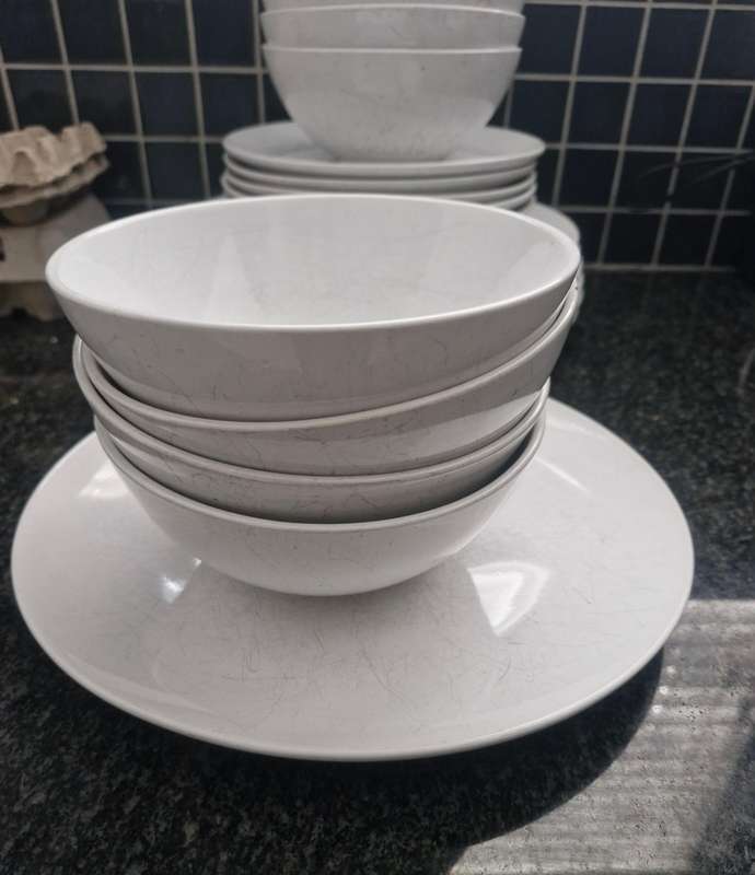 18 Piece Dinner Set with Additional Pieces Included