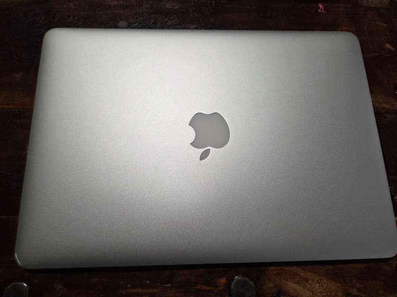 2015 Apple Macbook Air 13' | Core i5, 8GB Ram, 250GB SSD |