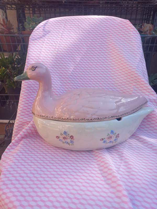 SOUP BOWL IN DUCK SHAPE. PINK AND CREAM