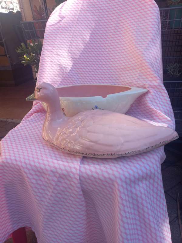 SOUP BOWL IN DUCK SHAPE. PINK AND CREAM