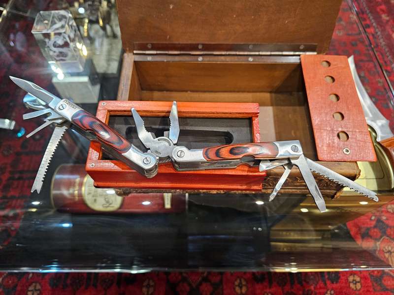 Multitool Knife and Columbia No. 002 Knife in a Syroco Vintage Box