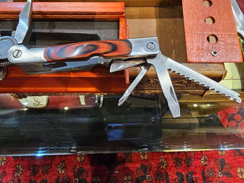 Multitool Knife and Columbia No. 002 Knife in a Syroco Vintage Box