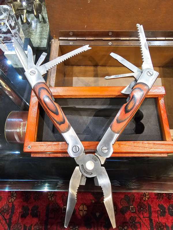 Multitool Knife and Columbia No. 002 Knife in a Syroco Vintage Box