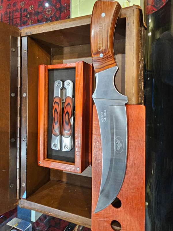 Multitool Knife and Columbia No. 002 Knife in a Syroco Vintage Box