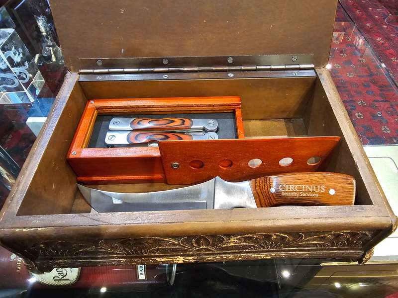 Multitool Knife and Columbia No. 002 Knife in a Syroco Vintage Box