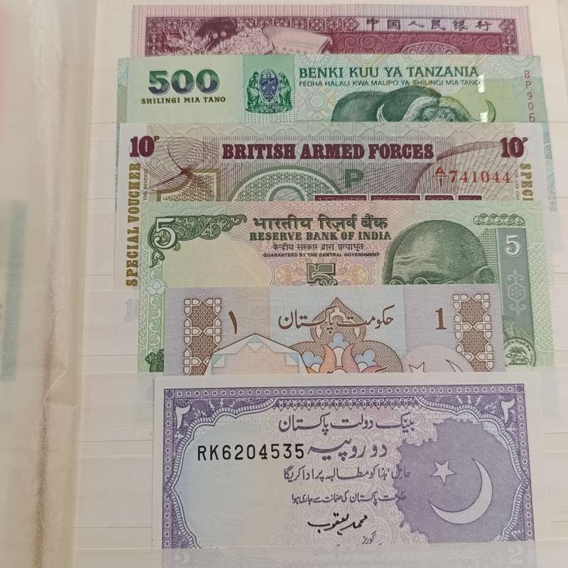 Lot of 100 world banknotes - mostly uncirculated