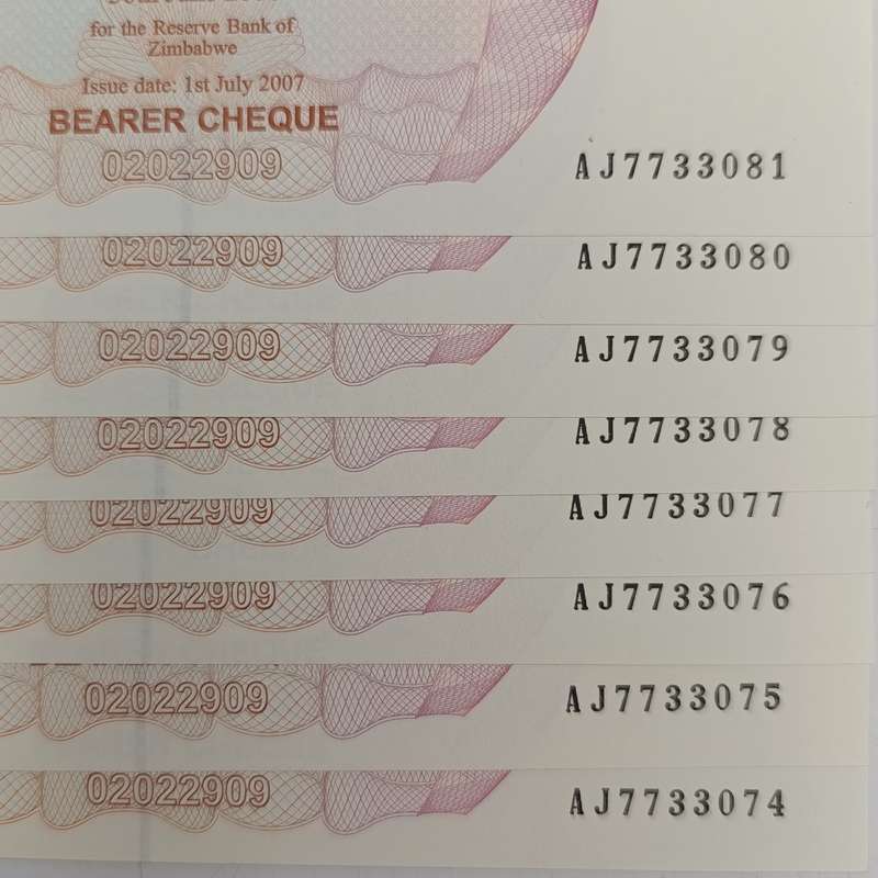 Zimbabwe Consecutive numbered lot of 8 bearer cheques - 2007 issue 200 000 dollars
