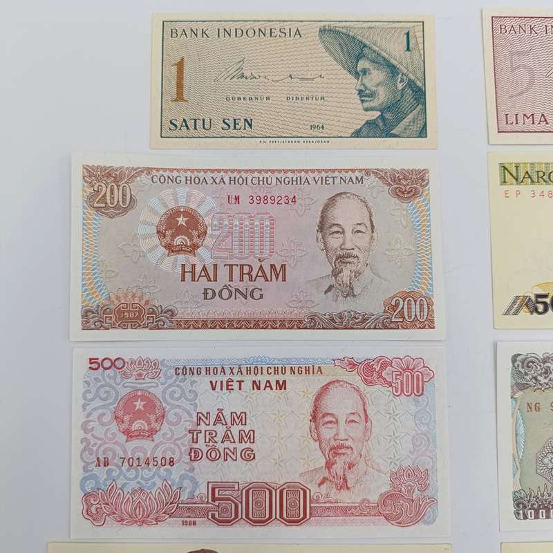 Lot of 10 Vintage UNC/AU world banknotes