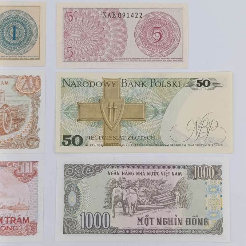Lot of 10 Vintage UNC/AU world banknotes