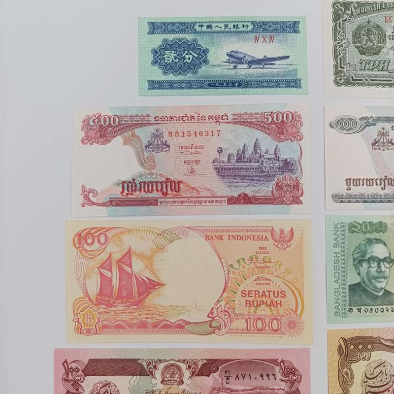 Lot of 10 Vintage UNC/AU world banknotes