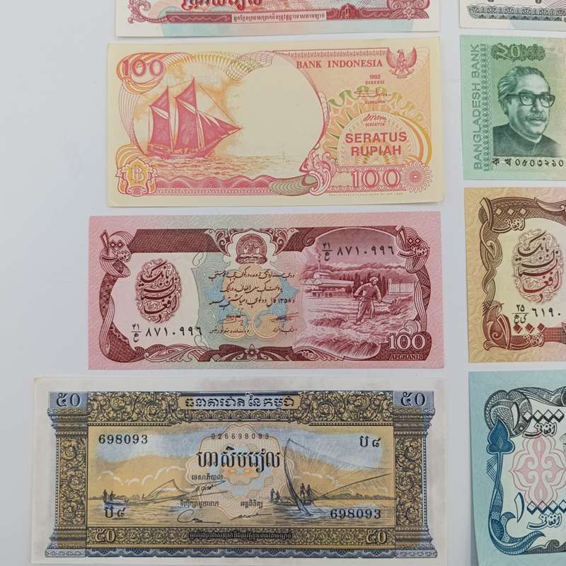 Lot of 10 Vintage UNC/AU world banknotes