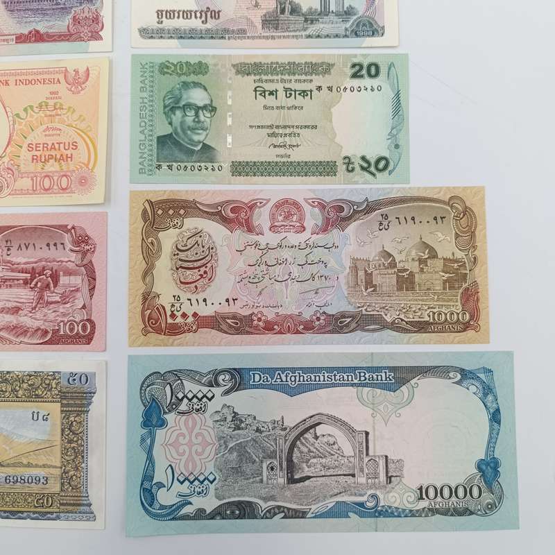 Lot of 10 Vintage UNC/AU world banknotes