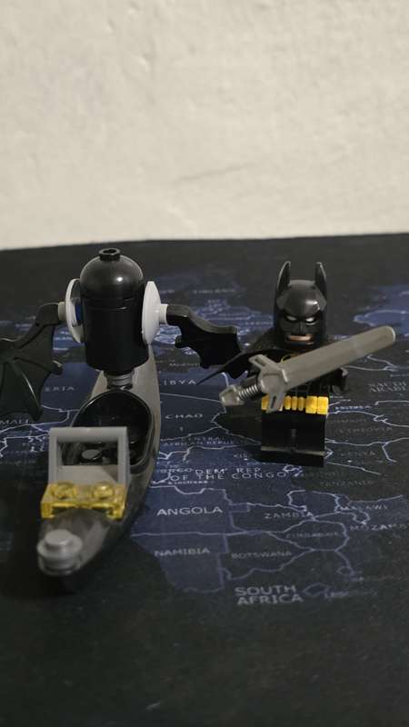 3 Lego figures, hulk and Tamagotchi item