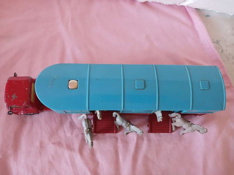 Corgi Major Toys Articulated Horse Box,Bedford truck and five horses.