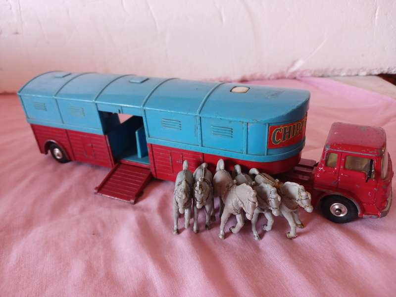 Corgi Major Toys Articulated Horse Box,Bedford truck and five horses.