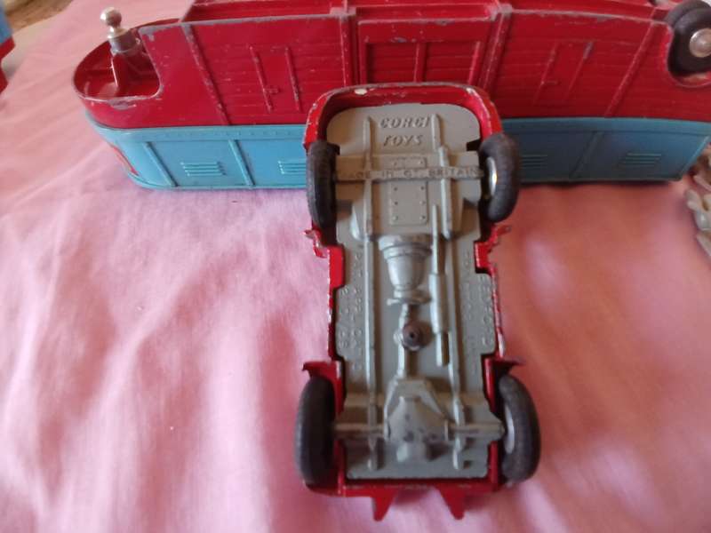 Corgi Major Toys Articulated Horse Box,Bedford truck and five horses.