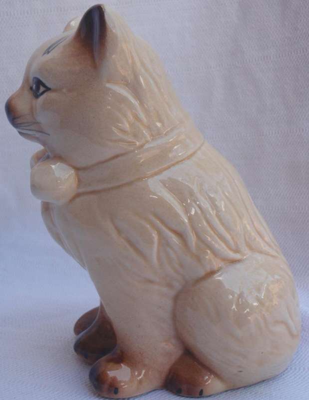 Collectible pussycat ceramic with marking