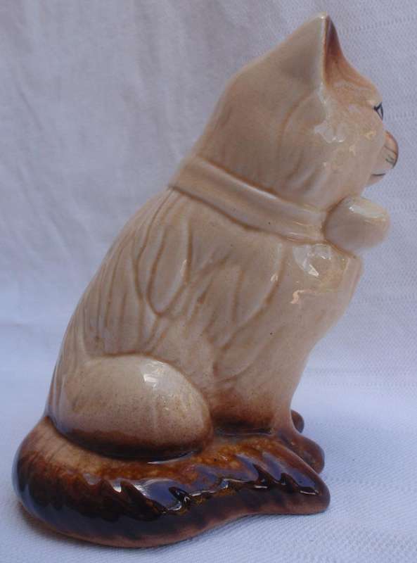 Collectible pussycat ceramic with marking