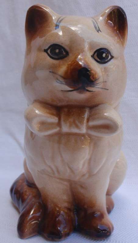 Collectible pussycat ceramic with marking