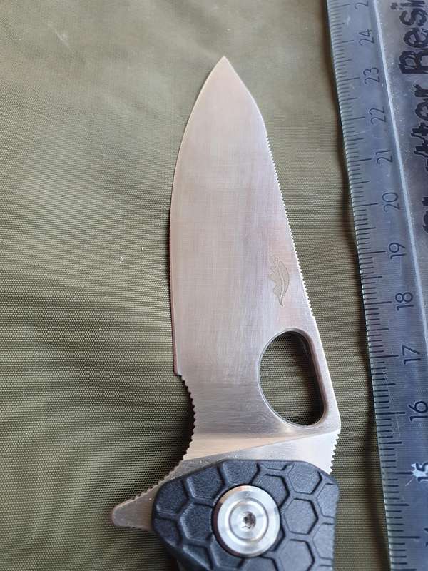 Honey Badger medium leaf (black)