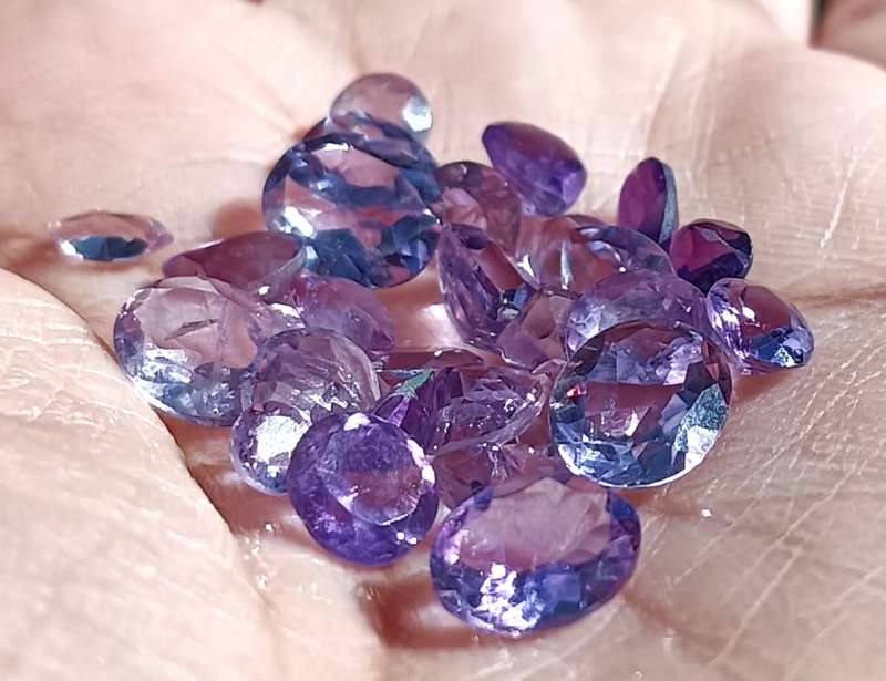 BATCH OF 32 PURPLE AMETHYST GEMSTONES - TOTAL 17.65 CT - VARIOUS CUTS AND SIZES - ONE BID TAKES ALL!