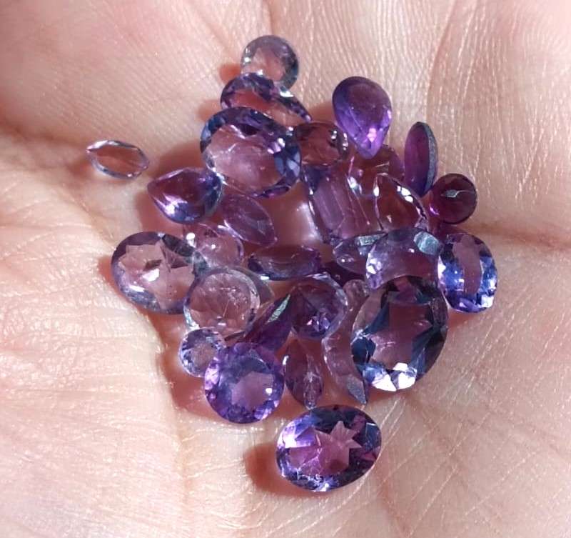 BATCH OF 32 PURPLE AMETHYST GEMSTONES - TOTAL 17.65 CT - VARIOUS CUTS AND SIZES - ONE BID TAKES ALL!