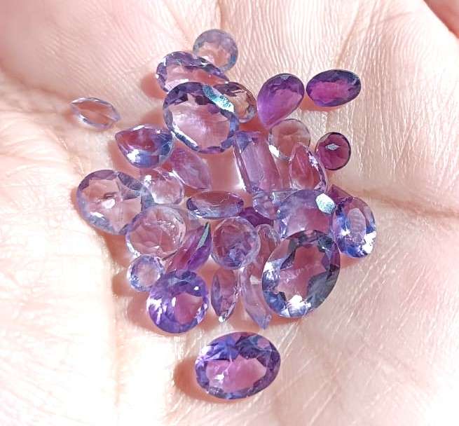 BATCH OF 32 PURPLE AMETHYST GEMSTONES - TOTAL 17.65 CT - VARIOUS CUTS AND SIZES - ONE BID TAKES ALL!
