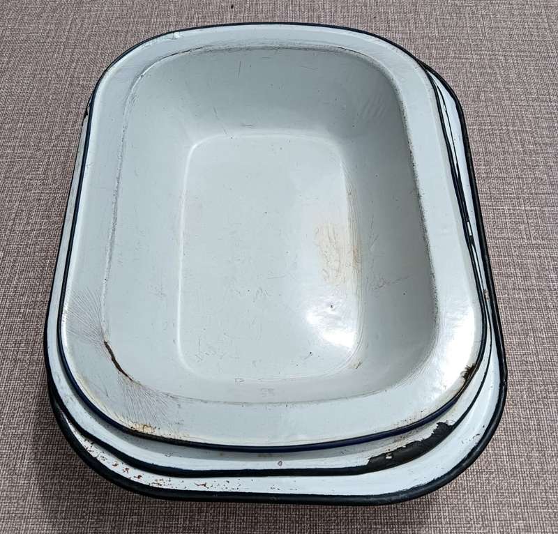 Graduated Set of 3 vintage White Enamel Trays with Black Trim In Good Condition