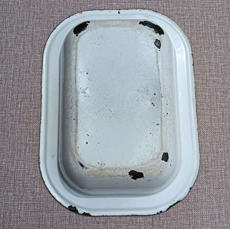 Graduated Set of 3 vintage White Enamel Trays with Black Trim In Good Condition
