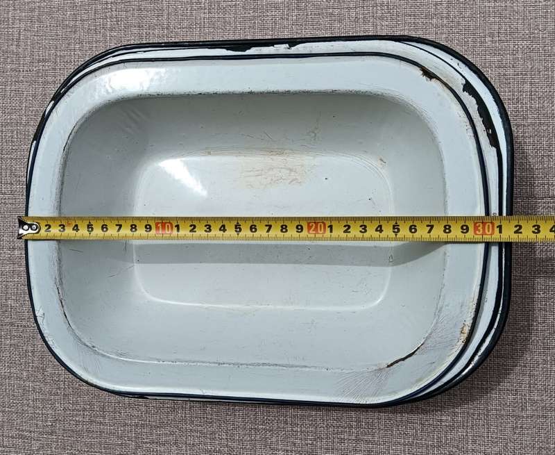 Graduated Set of 3 vintage White Enamel Trays with Black Trim In Good Condition