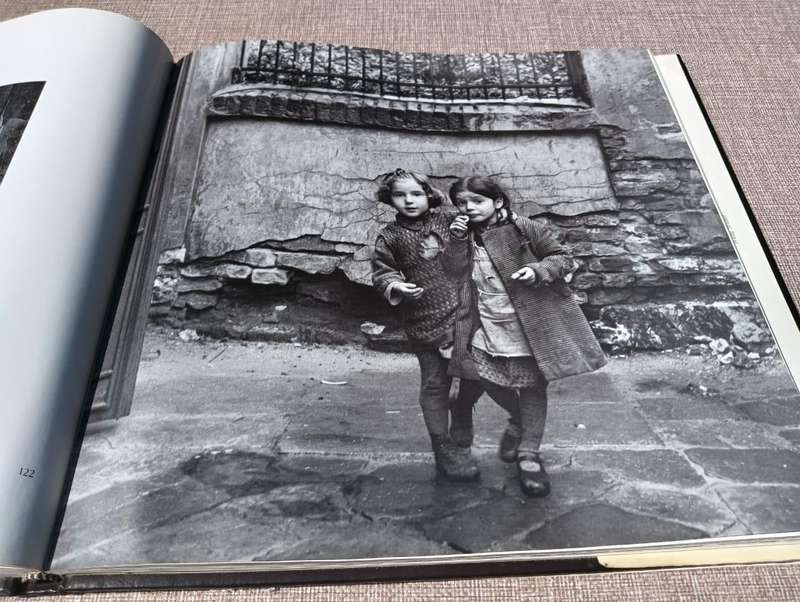 A Vanished World 1984 British First Edition  One Picture is Worth a Thousand Words  Elie Wiesel