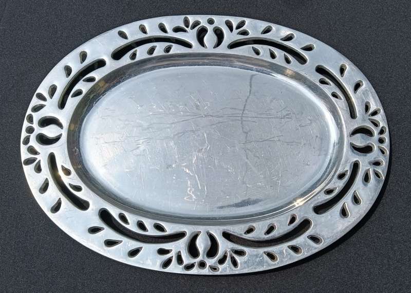 Aluminium Oval Shaped Platter Serving Tray with Beautiful Leaf Cutout Design