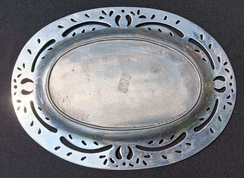 Aluminium Oval Shaped Platter Serving Tray with Beautiful Leaf Cutout Design