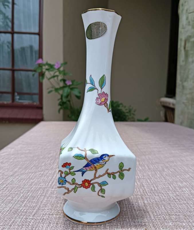 HAND PAINTED 1960S AYNSLEY ENGLAND PEMBROKE EXOTIC BIRD PATTERN BUD VASE