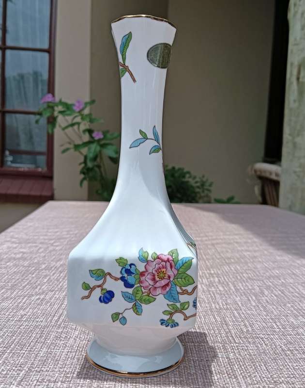 HAND PAINTED 1960S AYNSLEY ENGLAND PEMBROKE EXOTIC BIRD PATTERN BUD VASE