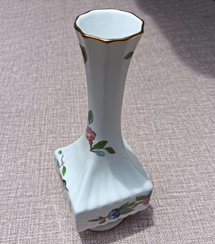 HAND PAINTED 1960S AYNSLEY ENGLAND PEMBROKE EXOTIC BIRD PATTERN BUD VASE