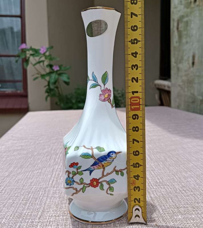 HAND PAINTED 1960S AYNSLEY ENGLAND PEMBROKE EXOTIC BIRD PATTERN BUD VASE