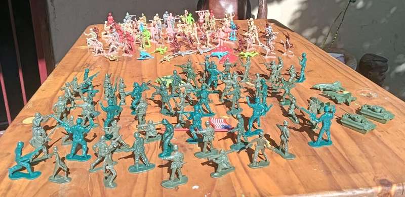 Batch of 138 Plastic Soldiers: Two Armies Fighting