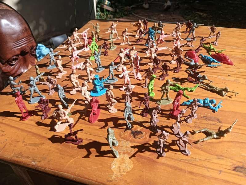 Batch of 138 Plastic Soldiers: Two Armies Fighting
