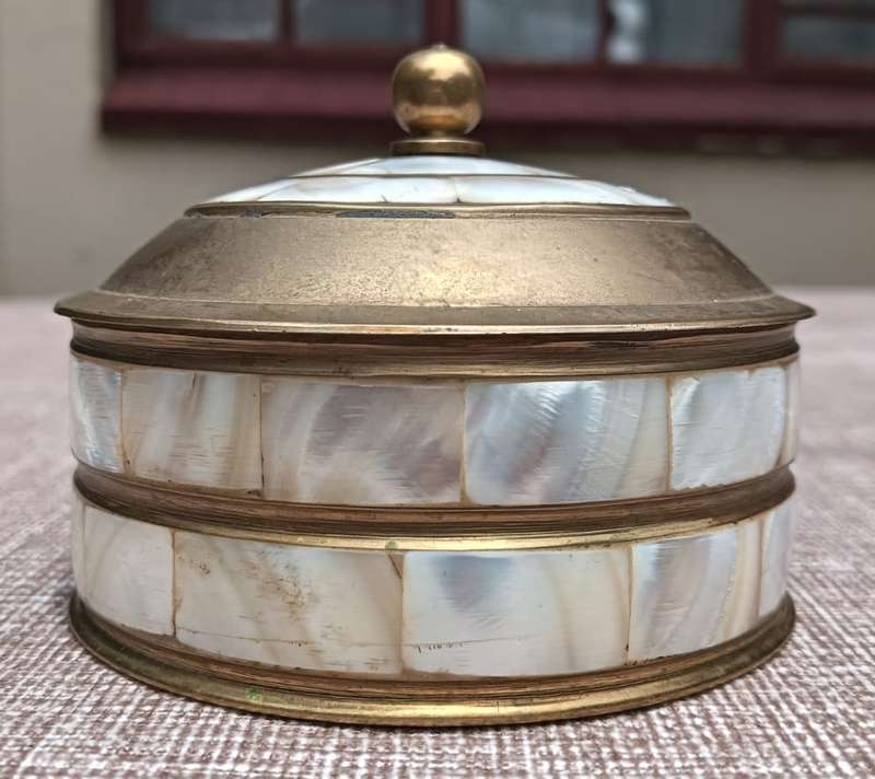 LOVELY BRASS AND MOTHER OF PEAR INLAID LIDDED TRINKET BOX