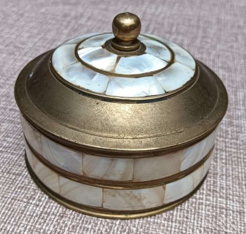 LOVELY BRASS AND MOTHER OF PEAR INLAID LIDDED TRINKET BOX