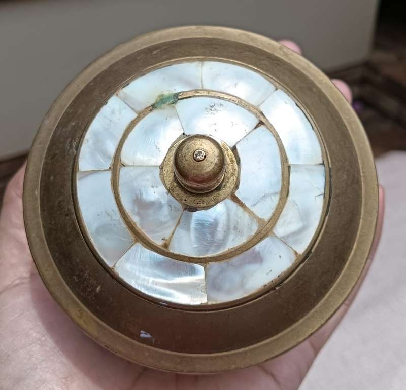 LOVELY BRASS AND MOTHER OF PEAR INLAID LIDDED TRINKET BOX