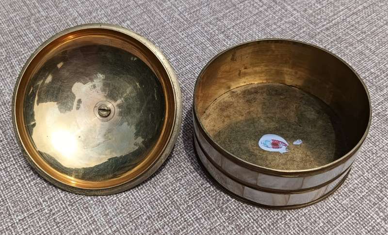 LOVELY BRASS AND MOTHER OF PEAR INLAID LIDDED TRINKET BOX