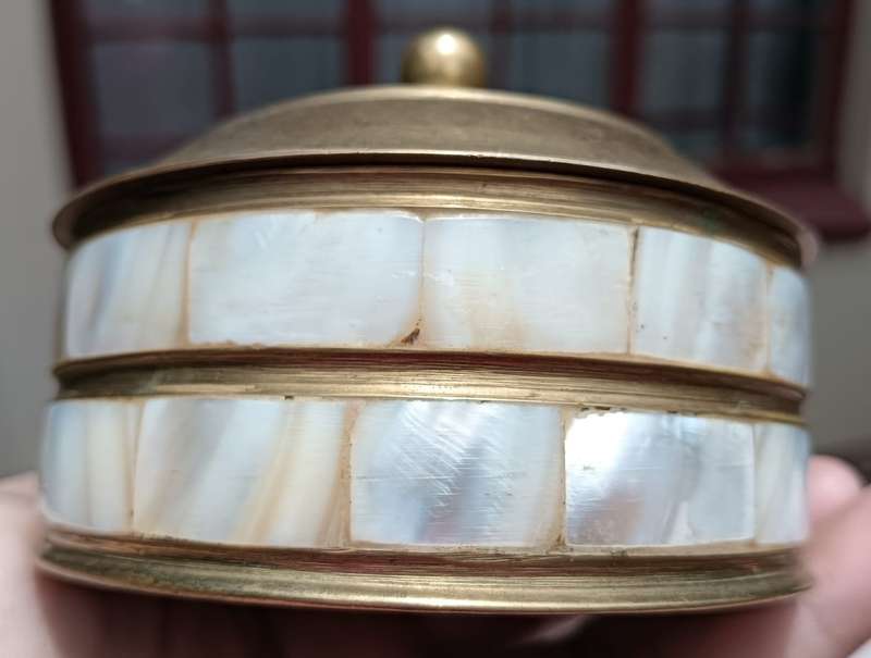 LOVELY BRASS AND MOTHER OF PEAR INLAID LIDDED TRINKET BOX